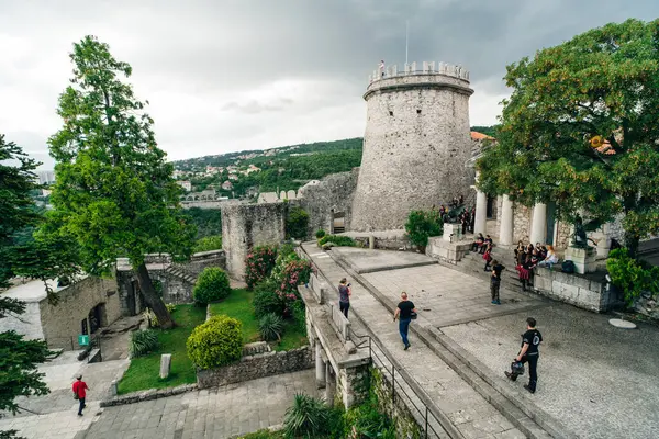 Hırvatistan 'ın Trsat şatosundan Adriyatik kıyısındaki Rijeka liman kentinin manzaralı manzarası. Yüksek kalite fotoğraf