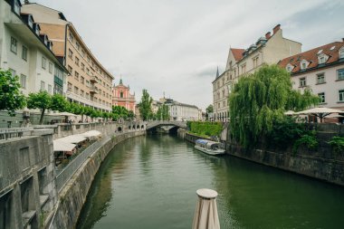 Ljubljana 'daki Ljubljanica nehir kanalı manzaralı. Yüksek kalite fotoğraf