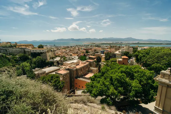 Anfiteatro Romano di Cagliari, Roma 'nın Cagliari harabeleri güneşli bir günde yıkıldı. Yüksek kalite fotoğraf