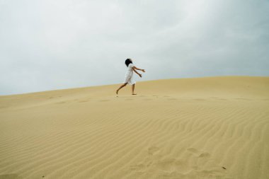 Çölde beyaz elbiseli bir kız. Yüksek kalite fotoğraf