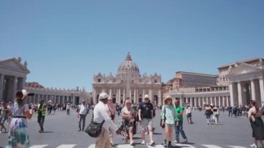 İtalya 'nın Vatikan şehir merkezindeki Aziz Peter Meydanı ve Katedral Bazilikası - 2 Mayıs 2024. Yüksek kalite 4k görüntü