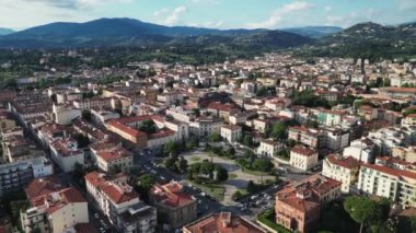 Firenze 'nin havadan görünüşü, Floransa, İtalya' da altın saat. Yüksek kalite 4k görüntü
