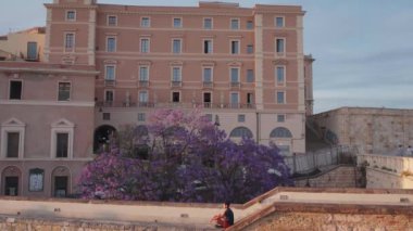 CAGLIARI, SARDINIA, İTALYA - 2 HAZİRAN 2024 Cagliari şehir manzarası üzerinde güzel bir günde. Yüksek kalite 4k görüntü