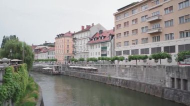 Ljubljanica nehir kanalı, Ljubljana, Slovenia - 2 Mayıs 2024. Yüksek kalite 4k görüntü