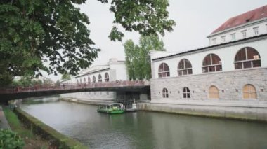 Ljubljanica nehir kanalı, Ljubljana, Slovenia - 2 Mayıs 2024. Yüksek kalite 4k görüntü