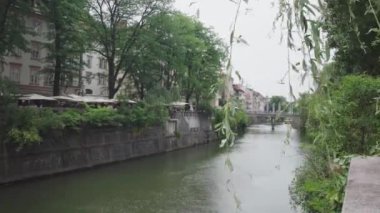 Ljubljanica nehir kanalı, Ljubljana, Slovenia - 2 Mayıs 2024. Yüksek kalite 4k görüntü
