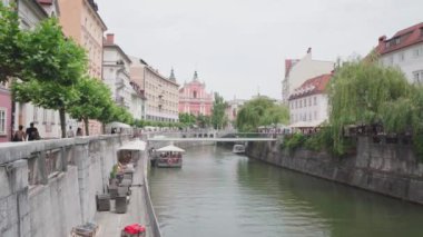 Ljubljanica nehir kanalı, Ljubljana, Slovenia - 2 Mayıs 2024. Yüksek kalite 4k görüntü