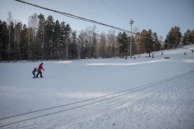 Krasnoyarsk, Sütunlar Ulusal Parkı 'nın doğu girişi. Yüksek kalite fotoğraf