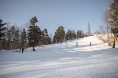 Krasnoyarsk, Sütunlar Ulusal Parkı 'nın doğu girişi. Yüksek kalite fotoğraf