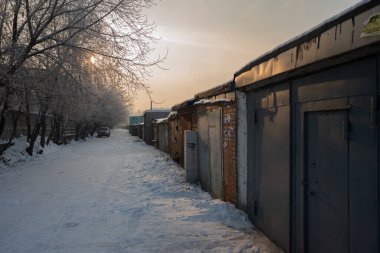 Rusya 'da kışın karla kaplı garajlar. Yüksek kalite fotoğraf