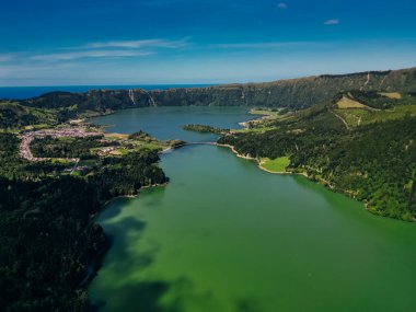 Azores - volkanik blus gölü Sete Cidades, Portekiz, San Miguel 'deki yeşil manzara. Yüksek kalite fotoğraf