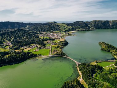 Azores - volkanik blus gölü Sete Cidades, Portekiz, San Miguel 'deki yeşil manzara. Yüksek kalite fotoğraf