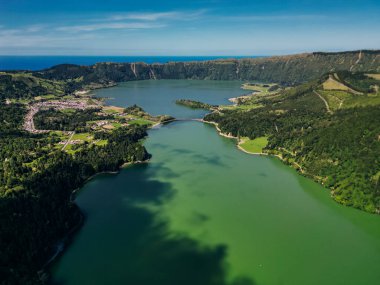 Azores - volkanik blus gölü Sete Cidades, Portekiz, San Miguel 'deki yeşil manzara. Yüksek kalite fotoğraf