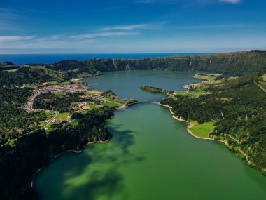 Azores - volkanik blus gölü Sete Cidades, Portekiz, San Miguel 'deki yeşil manzara. Yüksek kalite fotoğraf