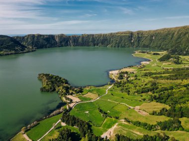 Azores - volkanik blus gölü Sete Cidades, Portekiz, San Miguel 'deki yeşil manzara. Yüksek kalite fotoğraf