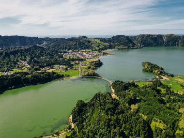 Azores - volkanik blus gölü Sete Cidades, Portekiz, San Miguel 'deki yeşil manzara. Yüksek kalite fotoğraf