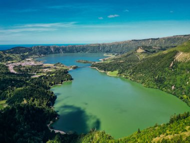 Azores - volkanik blus gölü Sete Cidades, Portekiz, San Miguel 'deki yeşil manzara. Yüksek kalite fotoğraf