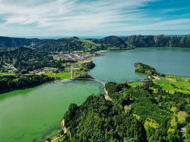 Azores - volkanik blus gölü Sete Cidades, Portekiz, San Miguel 'deki yeşil manzara. Yüksek kalite fotoğraf