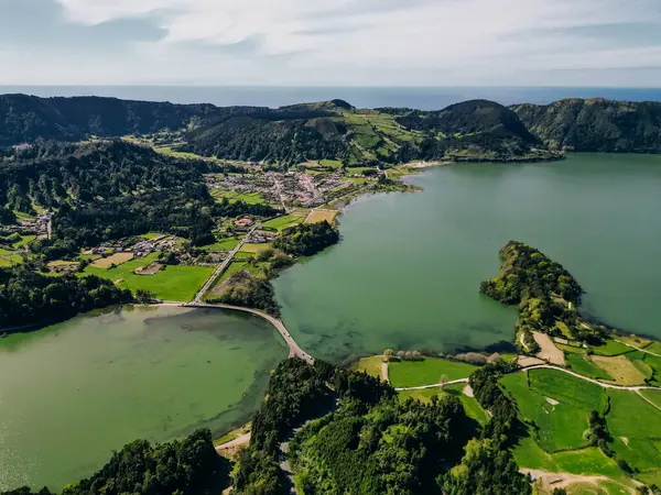 Azores - volkanik blus gölü Sete Cidades, Portekiz, San Miguel 'deki yeşil manzara. Yüksek kalite fotoğraf