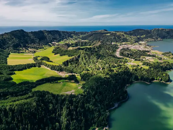 Azores - volkanik blus gölü Sete Cidades, Portekiz, San Miguel 'deki yeşil manzara. Yüksek kalite fotoğraf