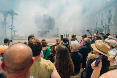 Valensiya İspanya 'da 2 Mart 2024' te düzenlenen Las Fallas festivali sırasında Mascleta 'da havai fişekler patlayan şehir meydanı. Yüksek kalite fotoğraf