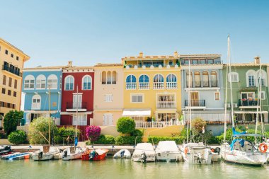 Valencia 'nın Küçük Venedik' indeki Saplaya Limanı 'ndaki renkli evler, binalar ve yatlar. Yüksek kalite fotoğraf