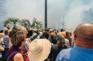 Valensiya İspanya 'da 2 Mart 2024' te düzenlenen Las Fallas festivali sırasında Mascleta 'da havai fişekler patlayan şehir meydanı. Yüksek kalite fotoğraf