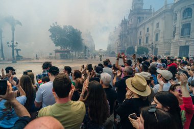 Valensiya İspanya 'da 2 Mart 2024' te düzenlenen Las Fallas festivali sırasında Mascleta 'da havai fişekler patlayan şehir meydanı. Yüksek kalite fotoğraf