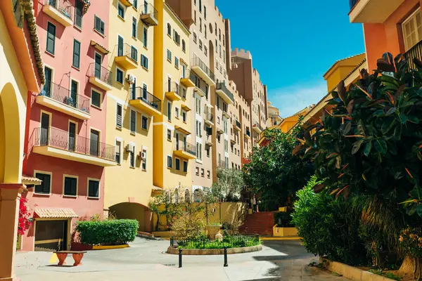 Valencia 'nın Küçük Venedik' indeki Saplaya Limanı 'ndaki renkli evler, binalar ve yatlar. Yüksek kalite fotoğraf