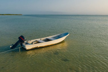 Suyun üzerindeki bir hamakta dinlenirken, Isla Holbox, Meksika.