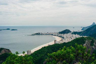 Rio de Janeiro, Rio de Janeiro Eyaleti, Brezilya - APR 16, 2024: Sugar Loaf teleferiğinin kısmi görüntüsü ve Morro da Urca ve istasyonu. Yüksek kalite fotoğraf