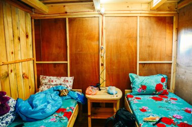 Nepal 'deki köy dağlarında yürüyüşçülere yer var. 2 Mayıs 2024. Yüksek kalite fotoğraf