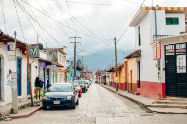 San Cristobal de las Casas, Chiapas, Meksika - 2 Nisan 2024 Sokak manzarası. Yüksek kalite fotoğraf