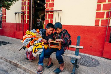 San Cristobal de las Casas, Chiapas, Meksika - 2 2024 yerel çocuğu sokakta hediyelik eşya satıyor. Yüksek kalite fotoğraf