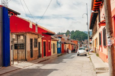 San Cristobal de las Casas, Chiapas, Meksika - 2 Nisan 2024 Sokak manzarası. Yüksek kalite fotoğraf