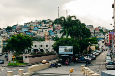 Guayaquil 'deki Santa Ana Tepesi renkli koloni mimarisi ile. Guayaquil, Ekvador - 2 Mayıs 2024. Yüksek kalite fotoğraf