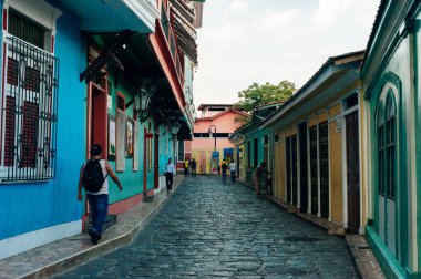 Guayaquil 'deki Santa Ana Tepesi renkli koloni mimarisi ile. Guayaquil, Ekvador - 2 Mayıs 2024. Yüksek kalite fotoğraf