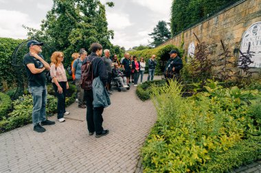 ALNWICK, NORTHUMBERLAND, İngiltere - Eylül 2023 Alnwick Garden - zehir bahçesine giriş. Yüksek kalite fotoğraf