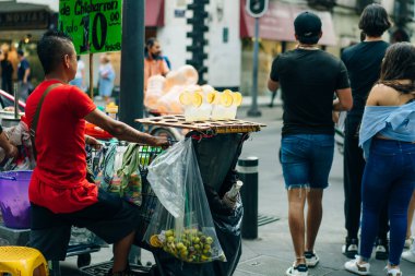 Alameda parkı yakınlarındaki Juarez Bulvarı ve Torra Latin, Meksika şehri - Mayıs 2023. Yüksek kalite fotoğraf