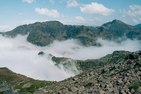 Fransa 'daki Fransız Pireneleri' nde bir vadide alçak bulutlar. Yüksek kalite fotoğraf
