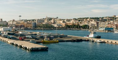 Akdeniz 'deki gemi ve konteynırlar İtalya' nın Sardunya adasındaki Cagliari limanında. Yüksek kalite fotoğraf