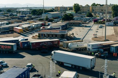 Akdeniz 'deki gemi ve konteynırlar İtalya' nın Sardunya adasındaki Cagliari limanında. Yüksek kalite fotoğraf