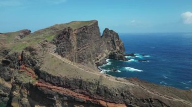 Portekiz, Atlantik 'in ortasındaki Madiera Adası' nın doğu ucunun havadan çekilmiş görüntüsü. Yüksek kalite 4k görüntü
