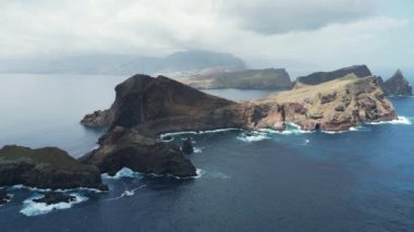 Portekiz, Atlantik 'in ortasındaki Madiera Adası' nın doğu ucunun havadan çekilmiş görüntüsü. Yüksek kalite 4k görüntü