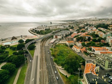 Lizbon, Portekiz, 2 Haziran 2024 Avenida Brasilia ve Avenida da India 'nın demiryoluna paralel hava manzarası. Yüksek kalite 4k görüntü