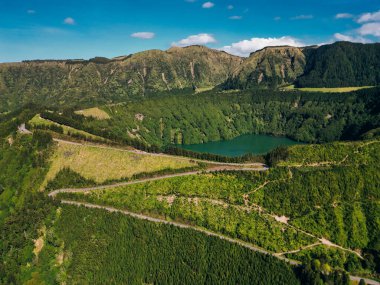 Lagoa de Santiago yolu, yeşil arazi ve dolambaçlı yol, Sao Miguel, Azores. Yüksek kalite 4k görüntü