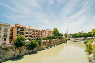 Segura nehri üzerindeki Manterola köprüsünden Murcia şehrinin görüntüsü. Yüksek kalite fotoğraf