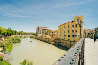 Segura nehri üzerindeki Manterola köprüsünden Murcia şehrinin görüntüsü. Yüksek kalite fotoğraf