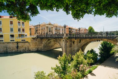 Segura nehri üzerindeki Manterola köprüsünden Murcia şehrinin görüntüsü. Yüksek kalite fotoğraf