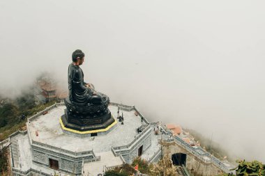 Vietnam 'ın Lao Cai eyaletindeki Sa Pa kasabasında 3143 metre yükseklikteki Fansipan dağ zirvesine bakıyoruz. Yüksek kalite fotoğraf